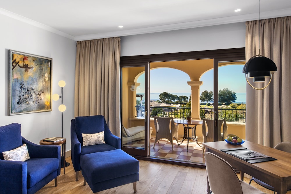 Junior Suite Main Building, 1 King Bed, Seafront
