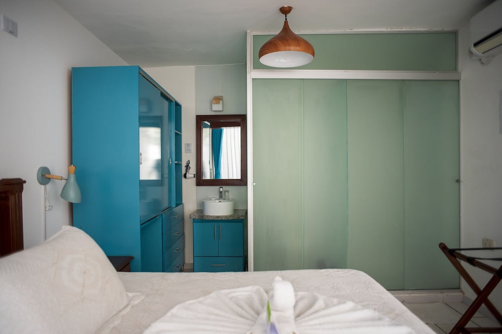 Economy Room, 1 King Bed photo 3