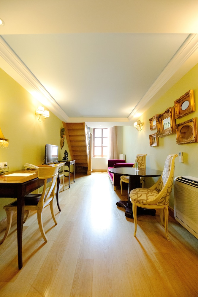 Deluxe Suite, City View - Photo 2