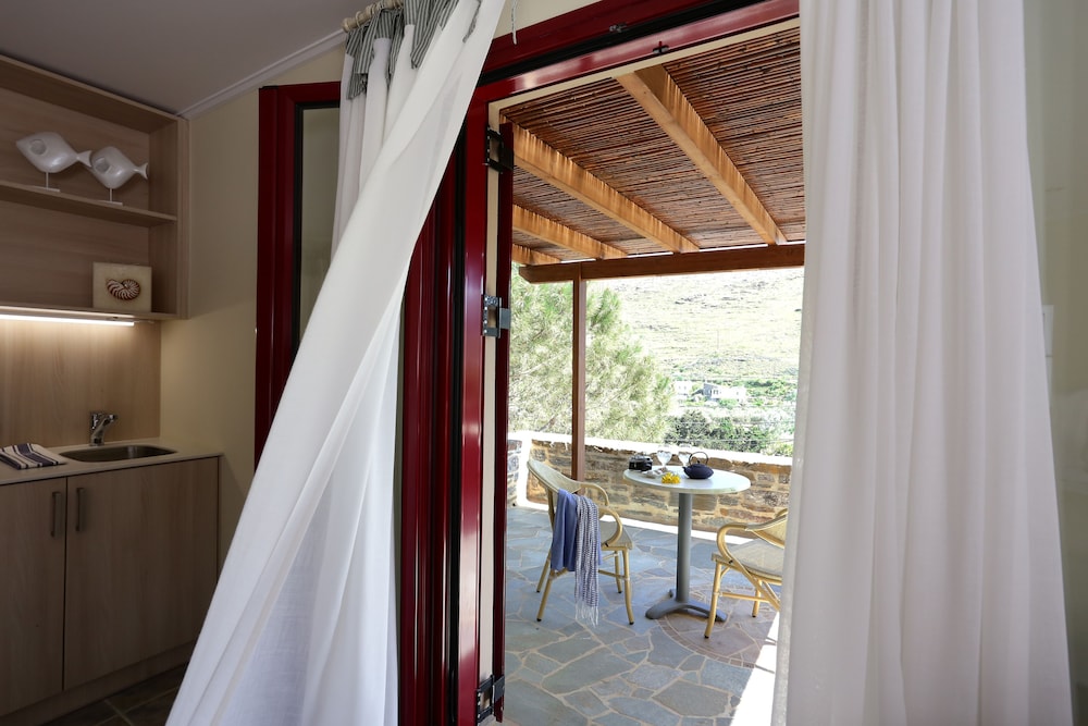 Superior Twin Room, Hot Tub, Partial Sea View photo 3