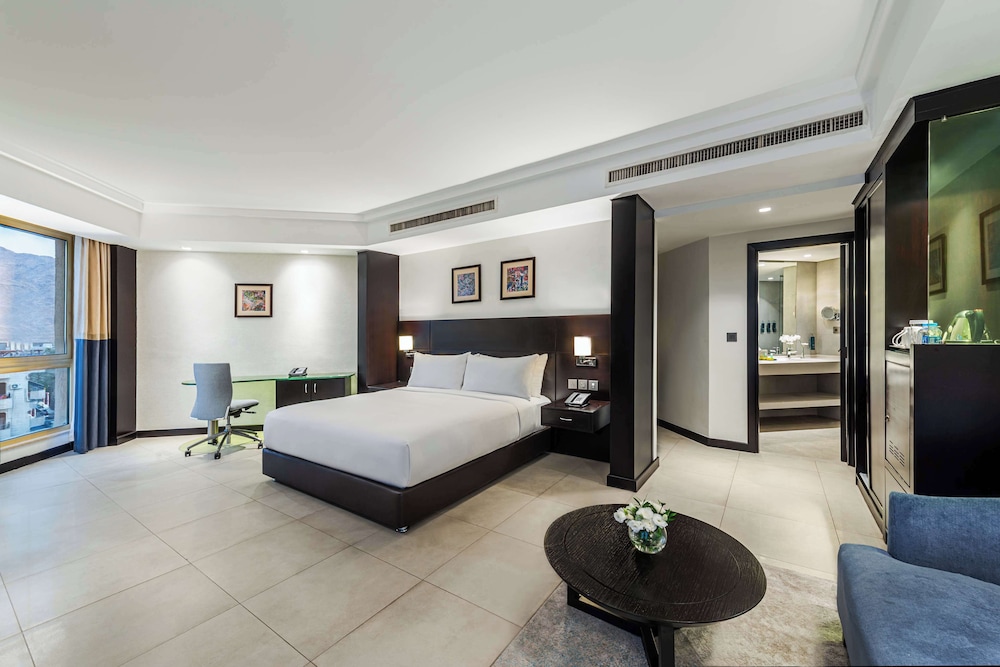 King Deluxe Corner Room with City View photo 2