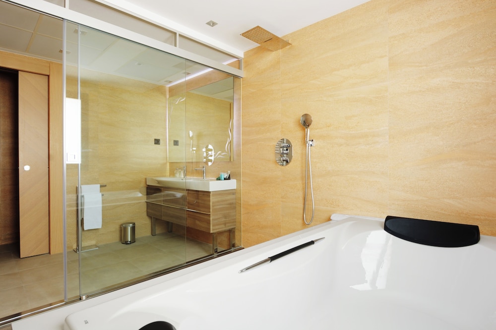 Suite - Photo 9