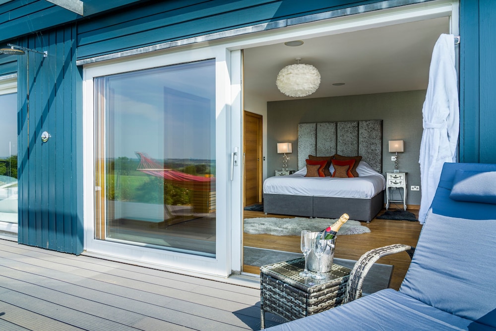 Luxury Apartment, 1 King Bed, Hot Tub photo 2