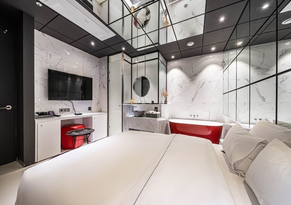 Deluxe Double Room (Netflix/ Youtube Available on TV) - Photo 5