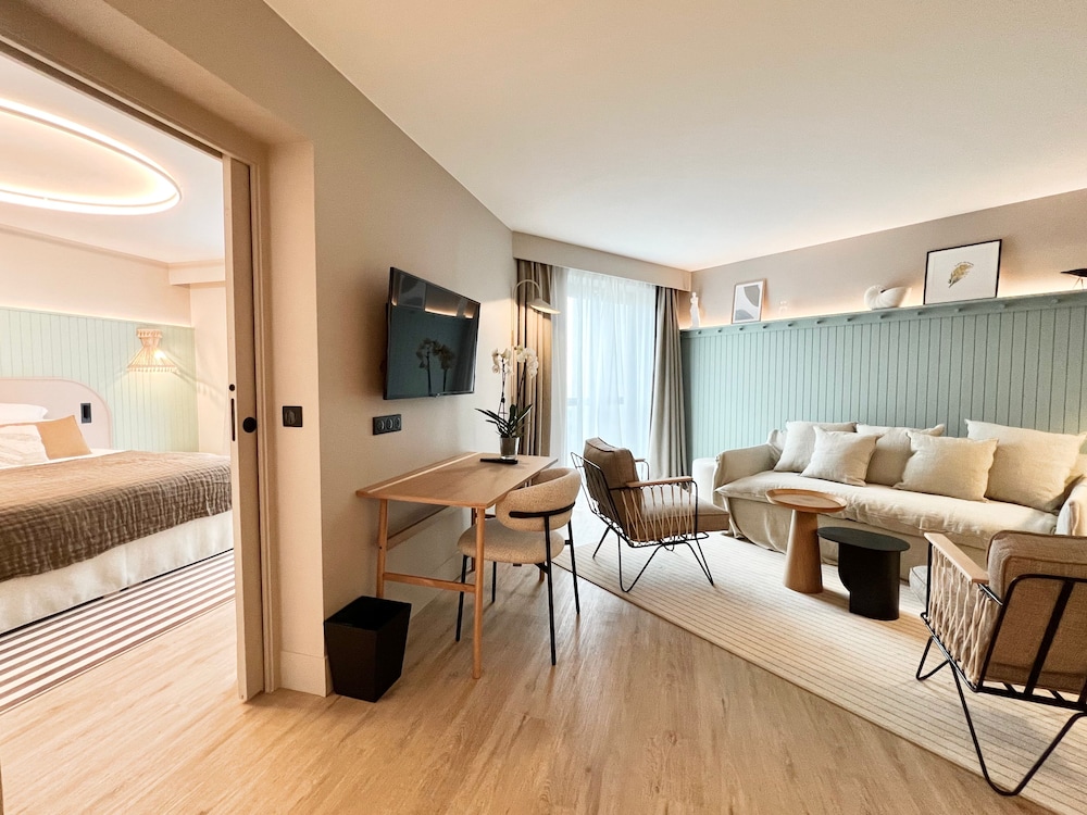 Sea side Emeria Suite with terrace photo 3