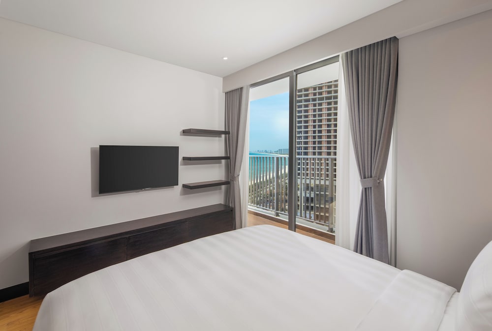Family Suite, 1 Bedroom, Balcony, Partial Ocean View