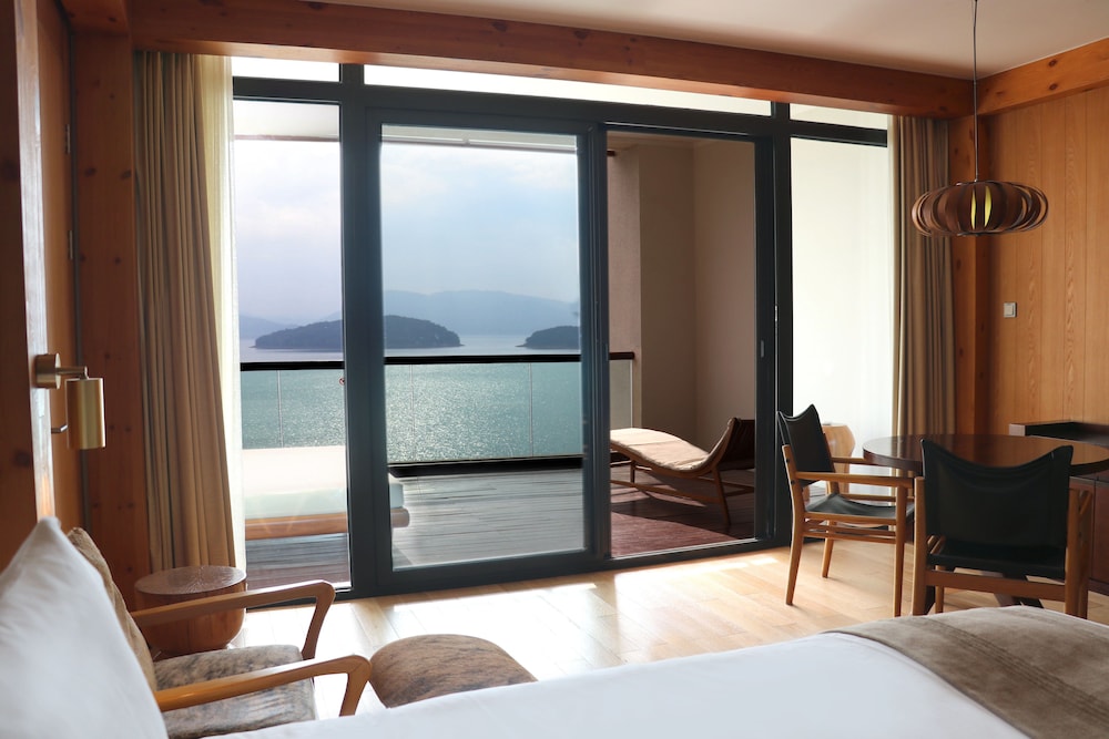Premium Room, 1 King Bed, Club Lounge Access, Lake View