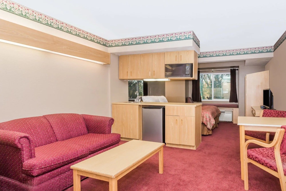 Suite, 1 King Bed With Sofa Bed, Non Smoking (Single) photo 3