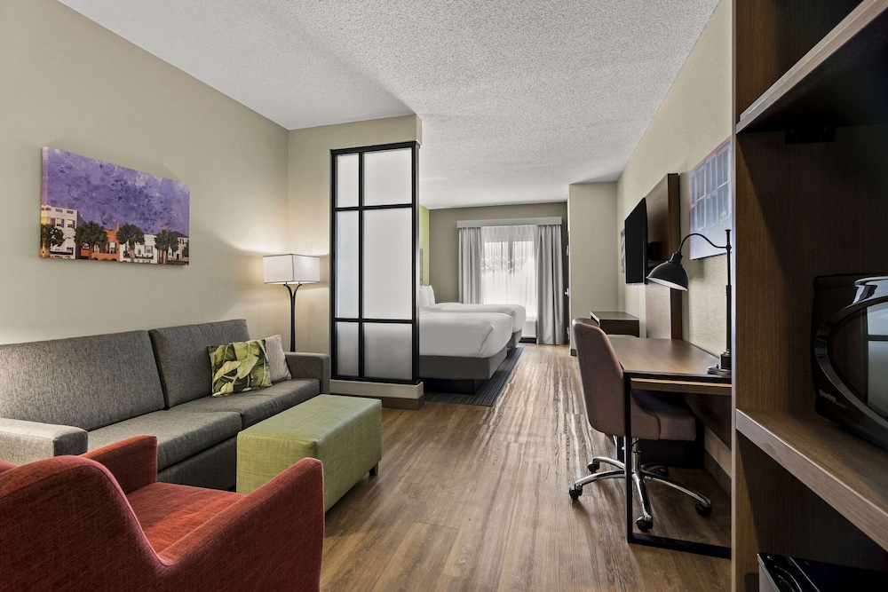 Suite, Non Smoking (2 Queen Beds and 1 Double Sofa Bed) - Photo 1