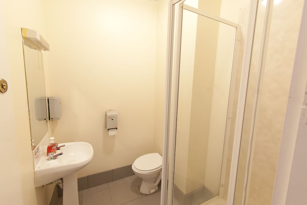 Standard Triple Room, Ensuite photo 3
