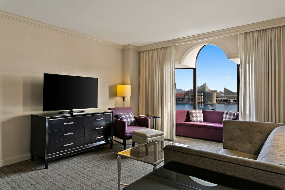 Superior Suite, 1 King Bed with Sofa bed (One Bedroom - Corner/Harbor View) photo 3