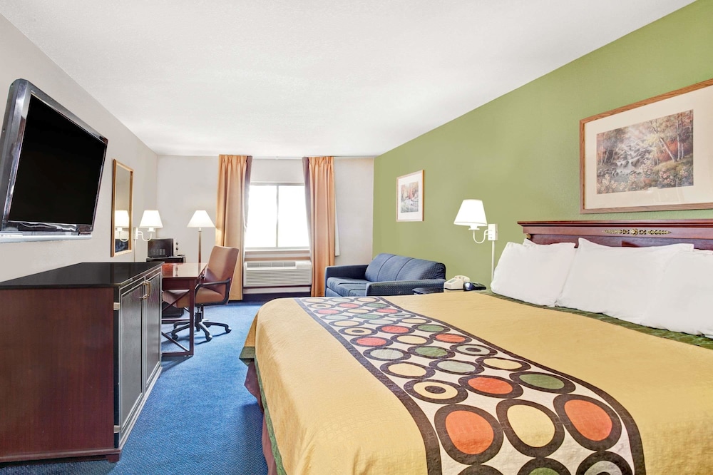 Suite, 1 King Bed - Photo 2