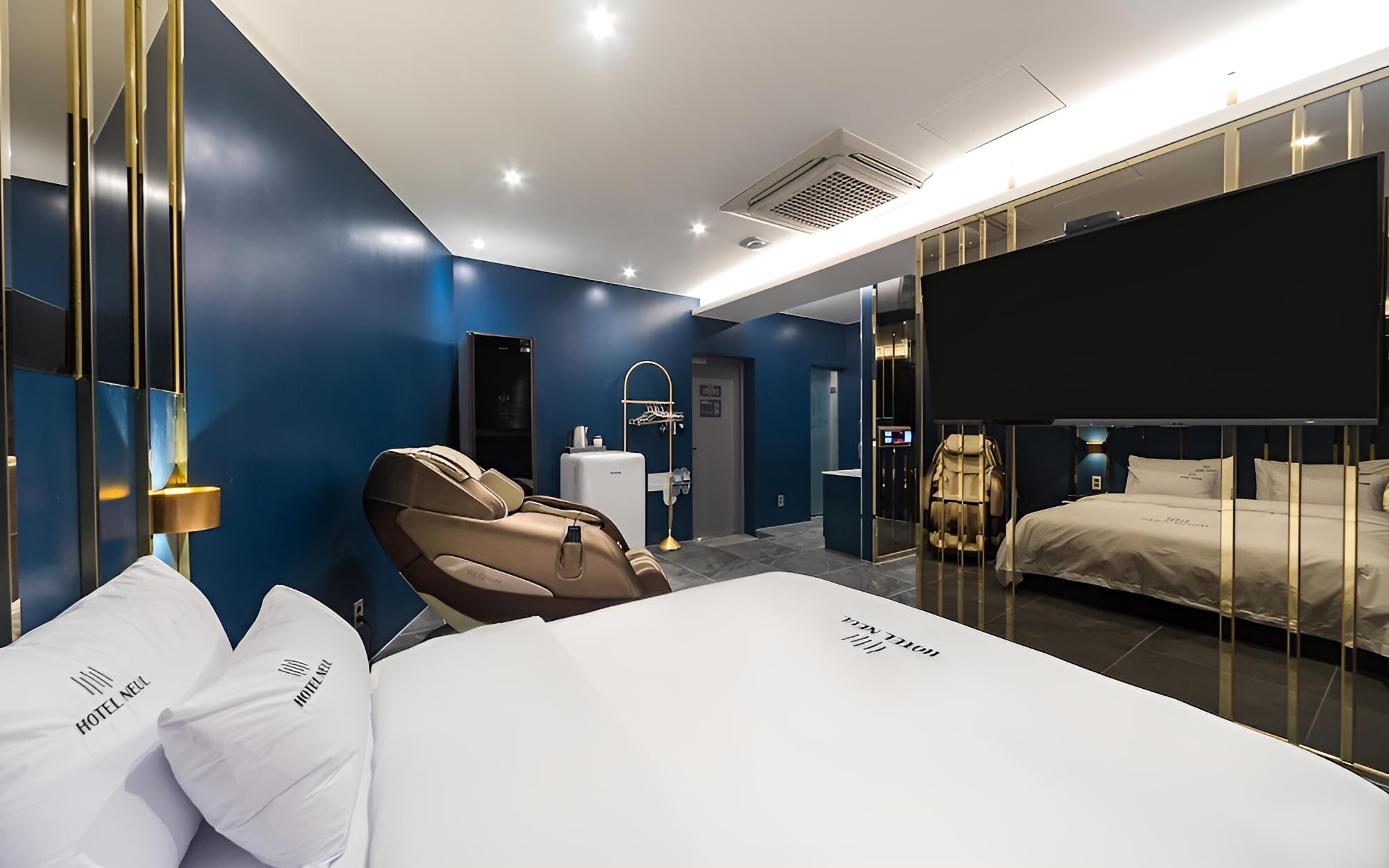 Room (Premium (with styler Netflix availabl) - Photo 5