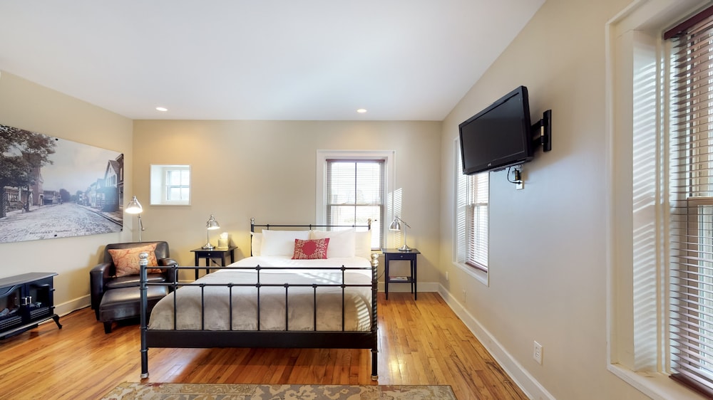 Deluxe Room, 1 Queen Bed photo 3