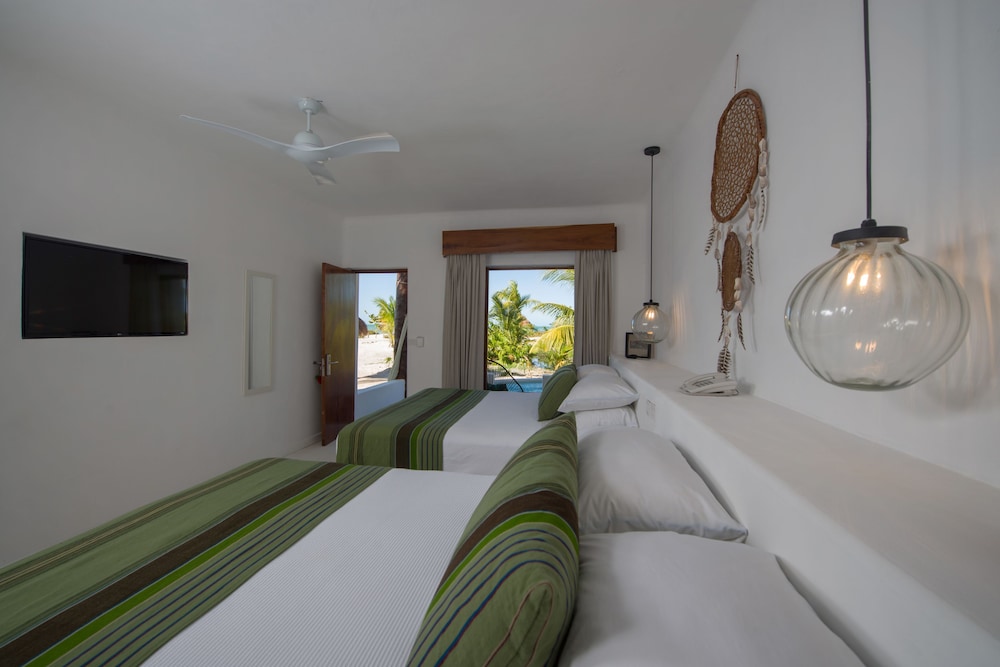 Junior Suite sea front and private pool: 2 queen beds