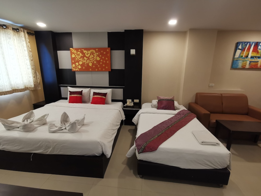Deluxe Double or  Twin with Breakfast and Airport Transfer - Photo 19