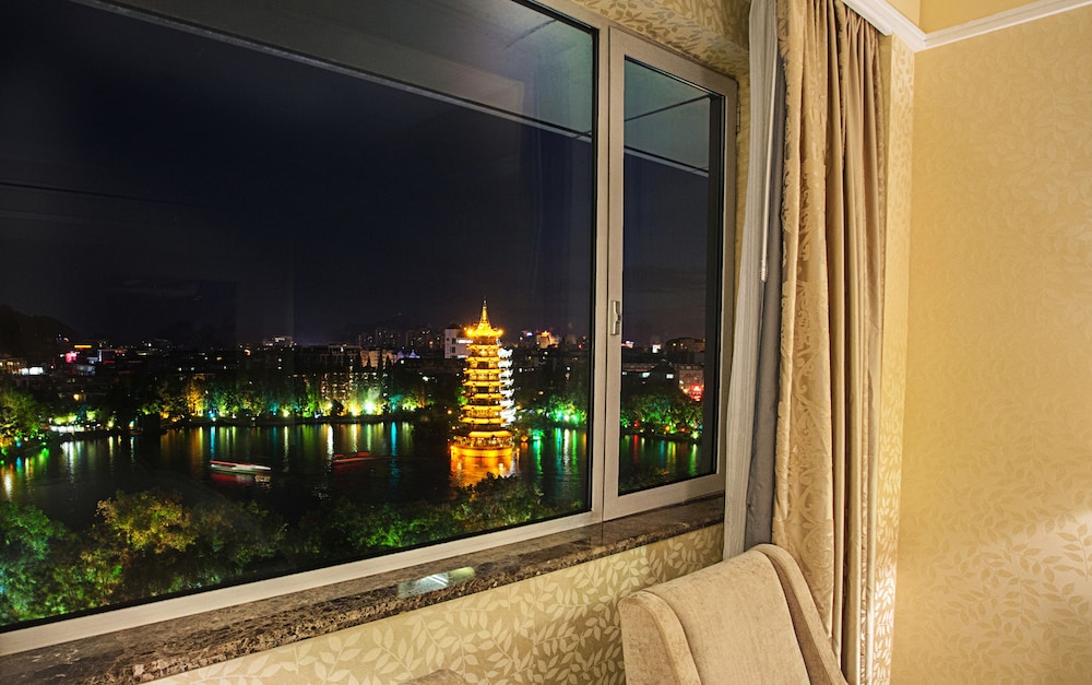 Deluxe King Room, River View - Photo 2