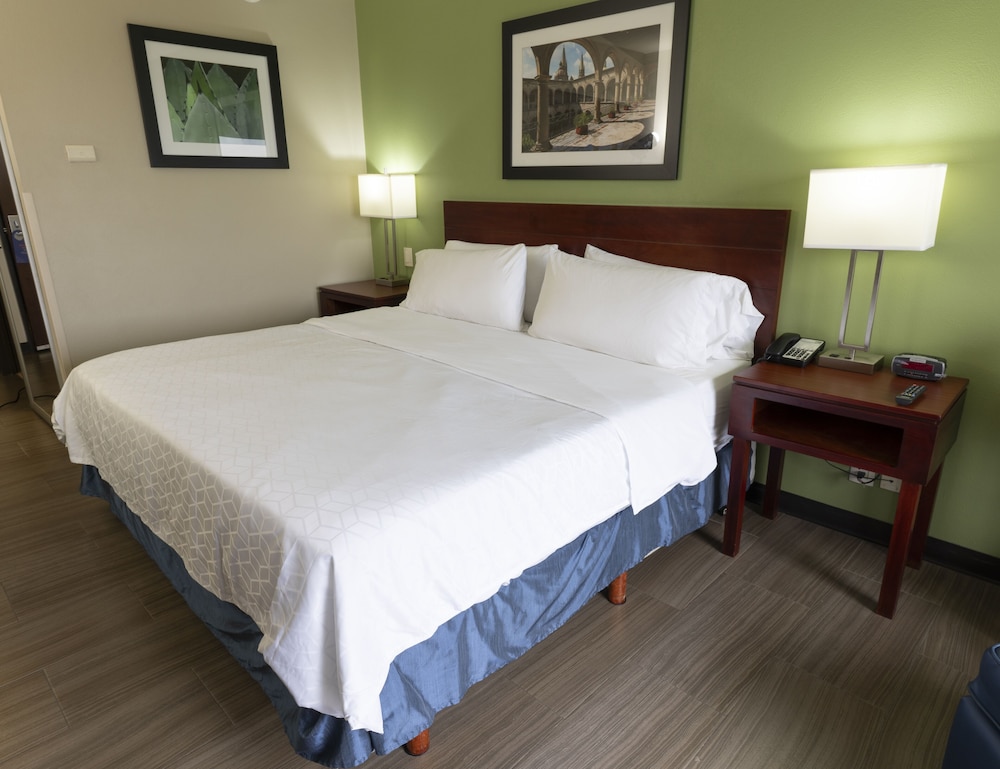 Standard Room, 2 Queen Beds (Central Building) thumbnail 5