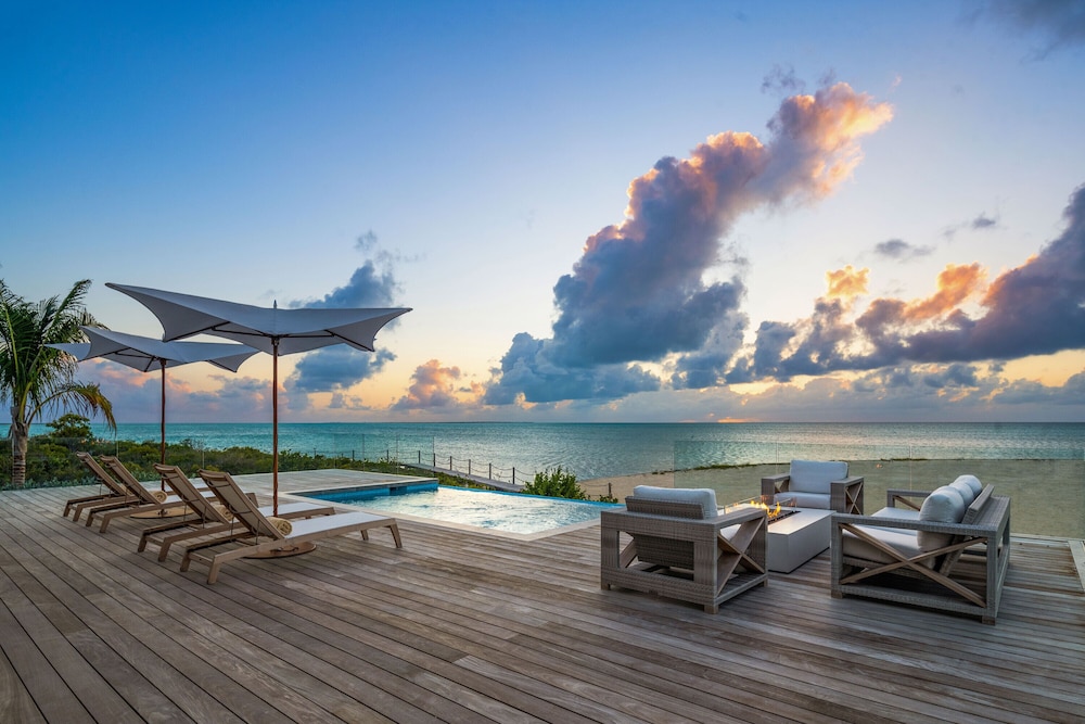Luxury Bungalow, 2 Bedrooms, Private Pool, Beachfront (Sunset Point)