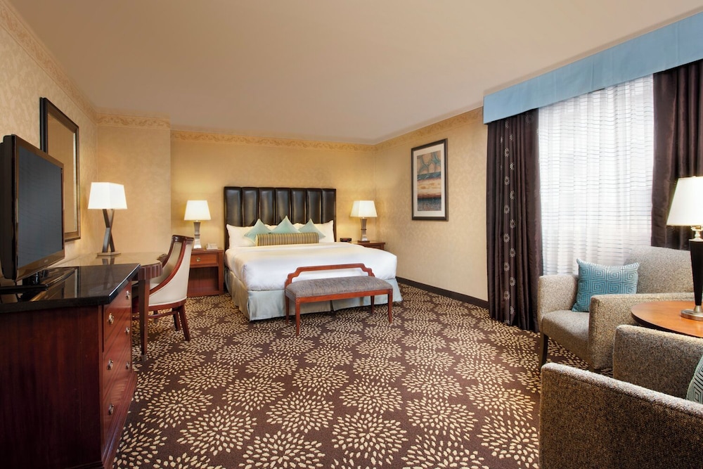 Casino Tower Deluxe King Suite w/ Sofa Bed/Fridge photo 1