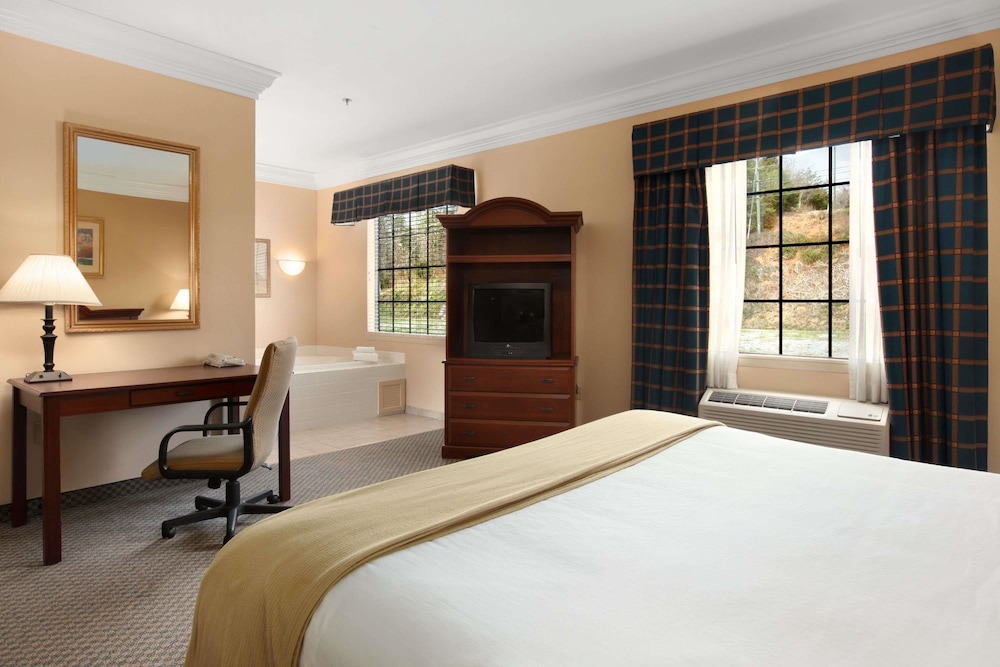Suite, 1 King Bed, Non Smoking, Jetted Tub - Photo 1
