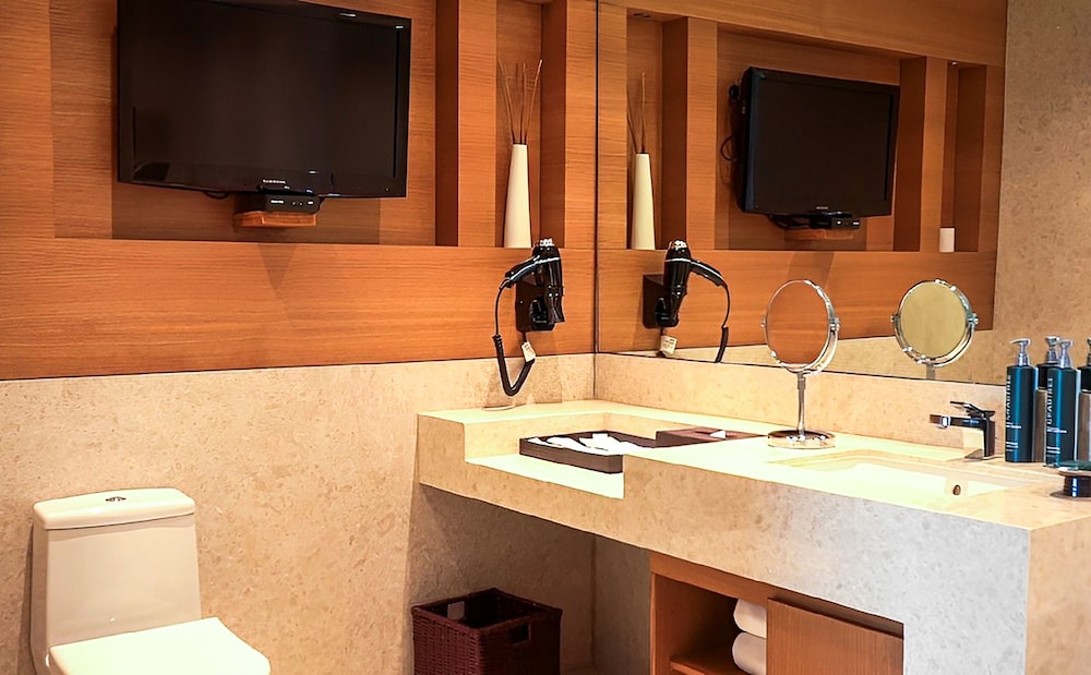 King Presidential Room with Executive Lounge access includes breakfast, evening canapes, and cocktai photo 3