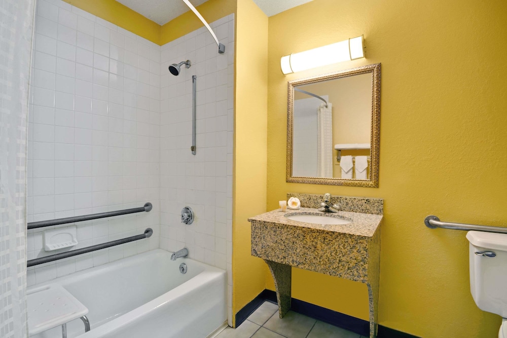 Room, 1 Double Bed, Accessible, Refrigerator - Photo 4