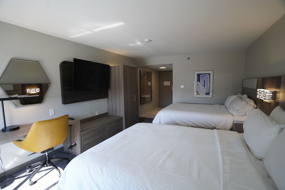 Standard Room, 2 Queen Beds, Microwave - Photo 1