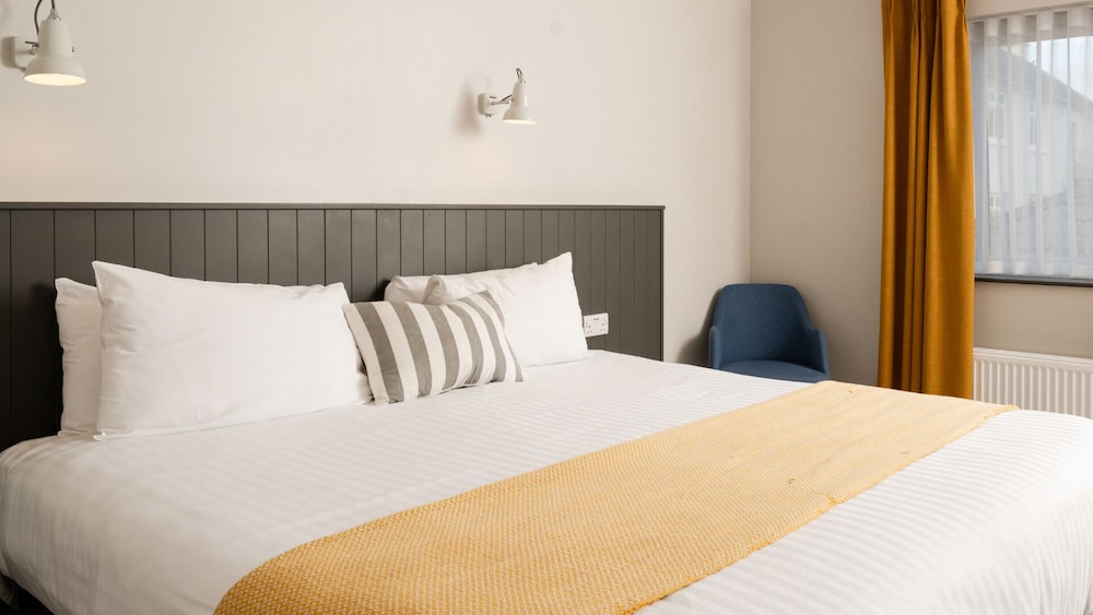 Classic Double Room, Ensuite, Partial Sea View