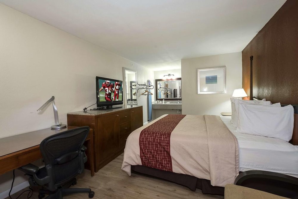 Standard Room, 1 King Bed, Non Smoking photo 1