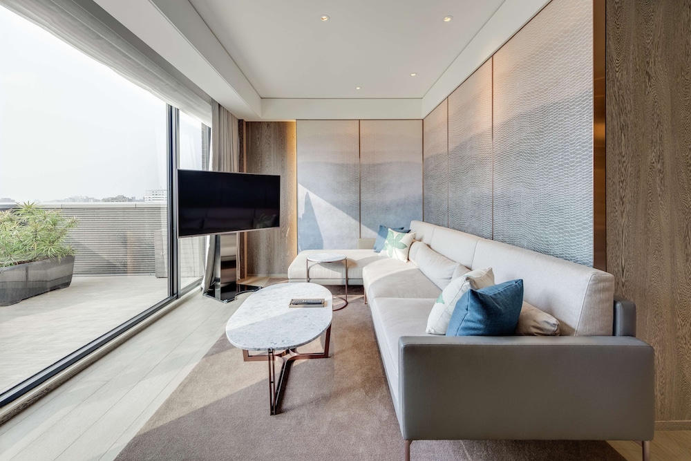 Deluxe Suite, 1 Bedroom, Balcony thumbnail 6