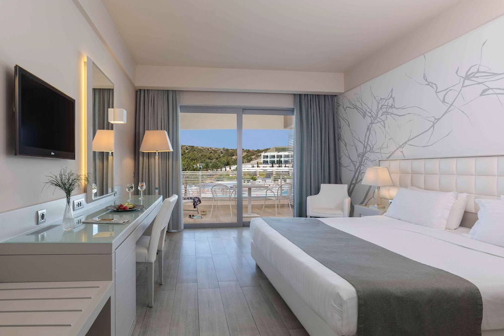 Deluxe Room, Pool View - Photo 1