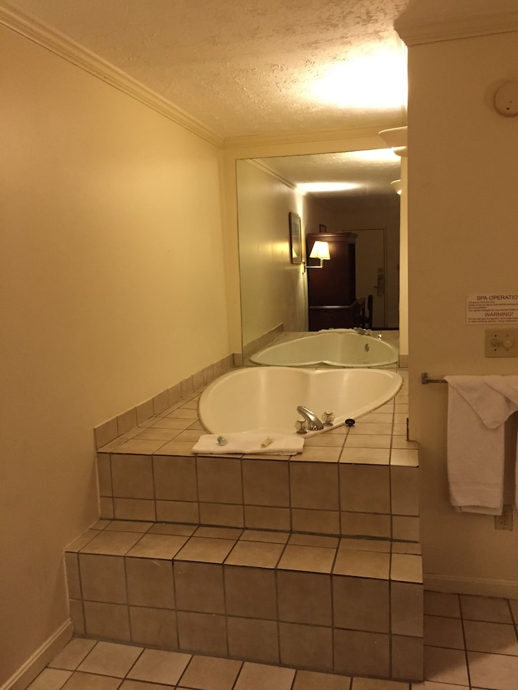King Heart Spa Room with One king size bed Smoking, Heart shaped Jaccuzi photo 3