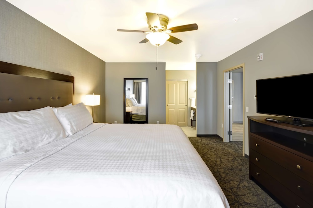 Suite, 1 King Bed, Accessible (Hearing) photo 3