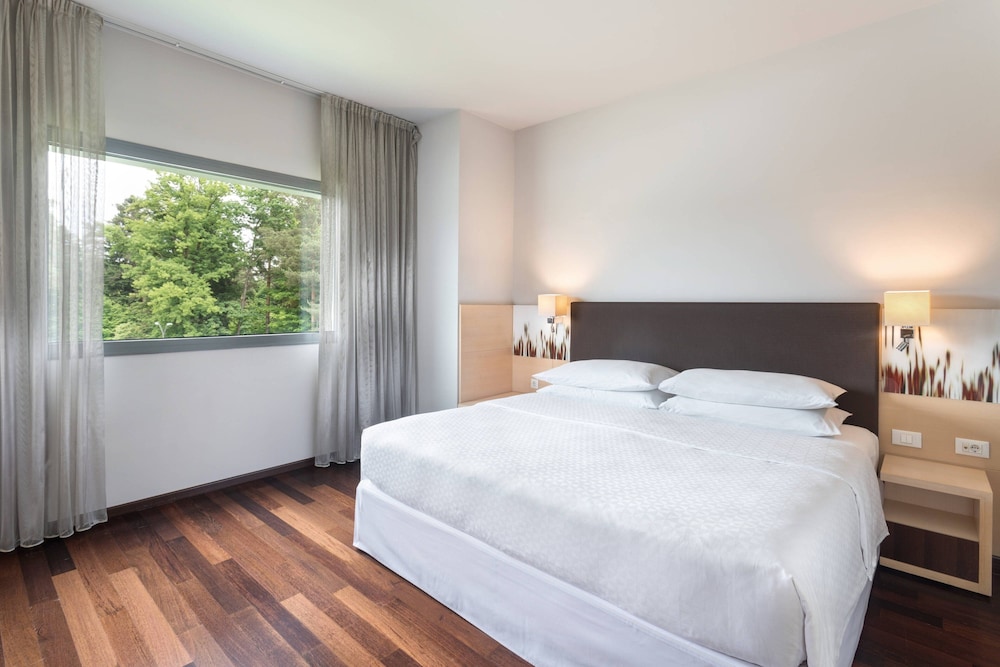 Executive Suite, 1 King Bed with Sofa bed photo 2