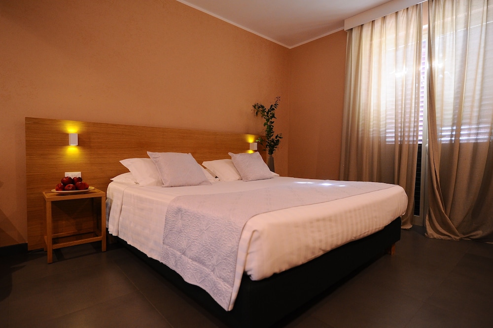 Superior Room, 1 King Bed, Non Smoking, Balcony (Converts to 2 Twin Beds)