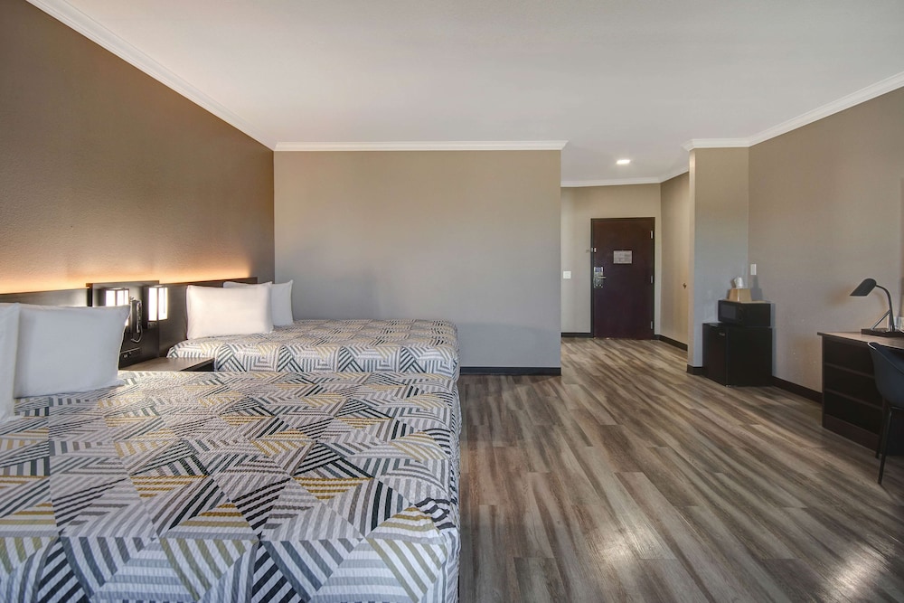 Deluxe Suite, 2 Queen Beds, Non Smoking, Refrigerator & Microwave - Photo 2