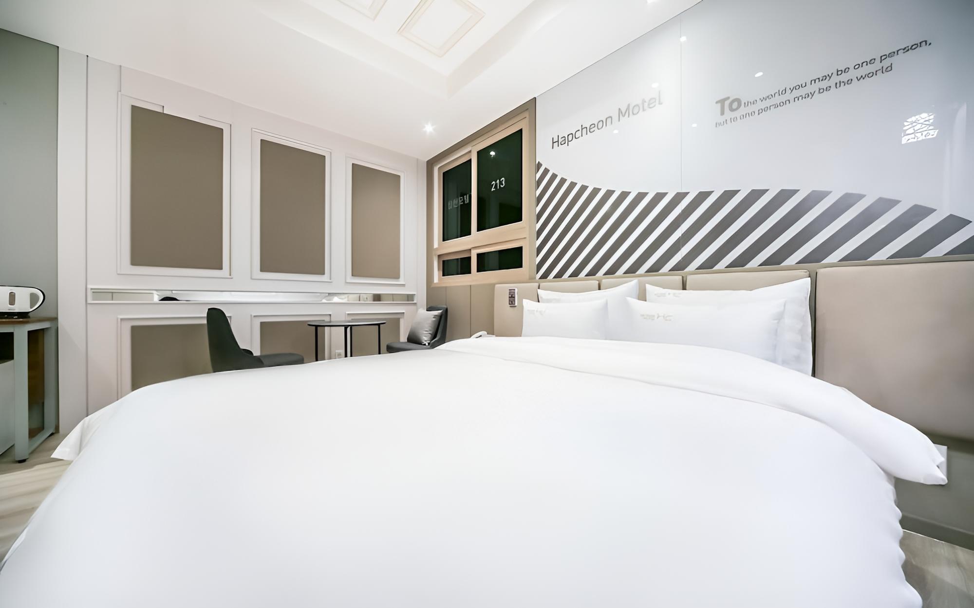 Room (1 Room per 1 Parking - White Modern () photo 2