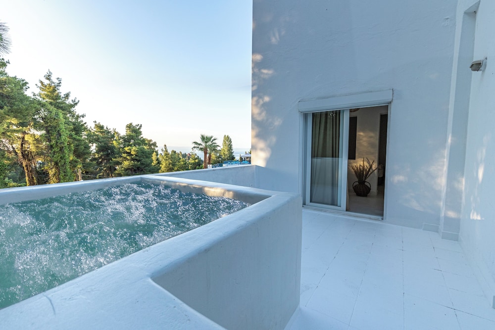 Junior Quadruple Room, 1 King Bed with Sofa bed, Hot Tub, Sea View photo 1