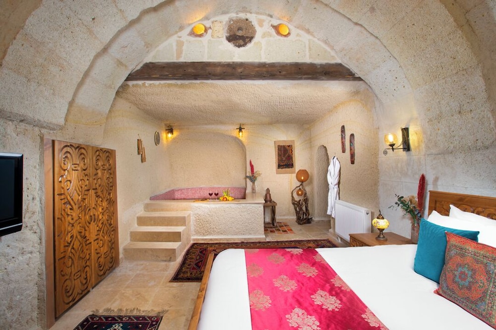 Deluxe Suite with Pool - Photo 3