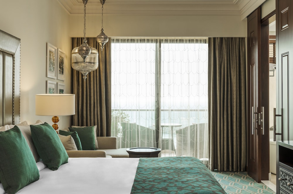 Deluxe Room, 1 King Bed, Balcony (View) photo 3