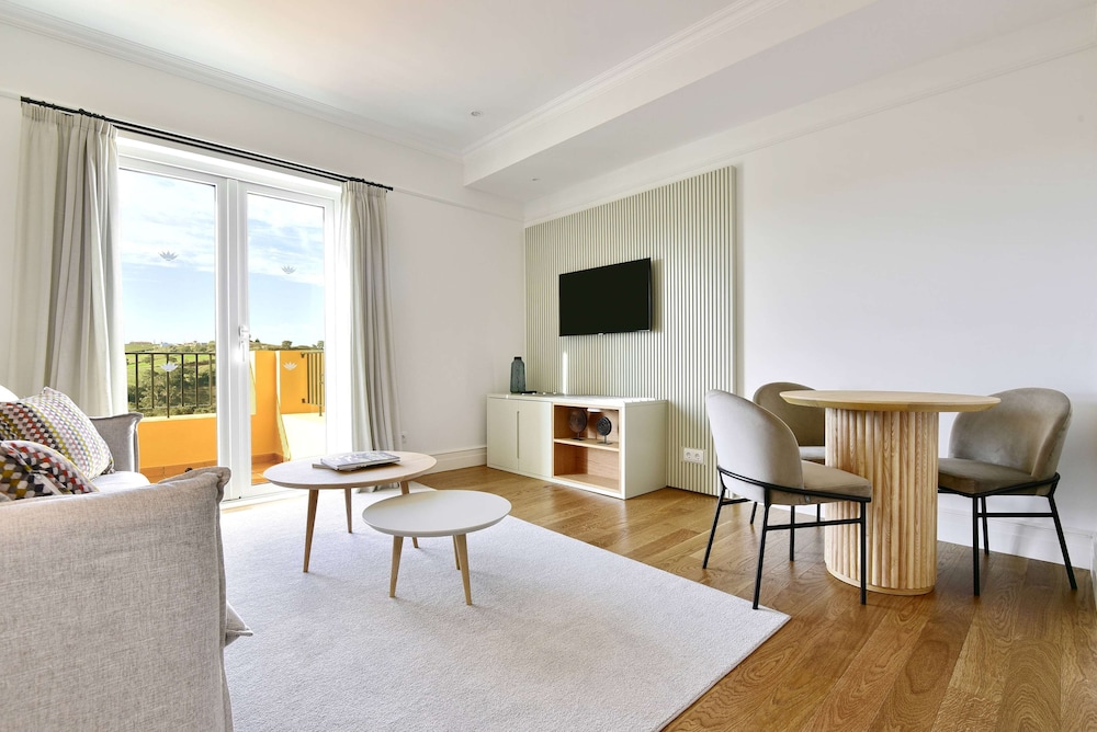 Suite, Golf View - Photo 7