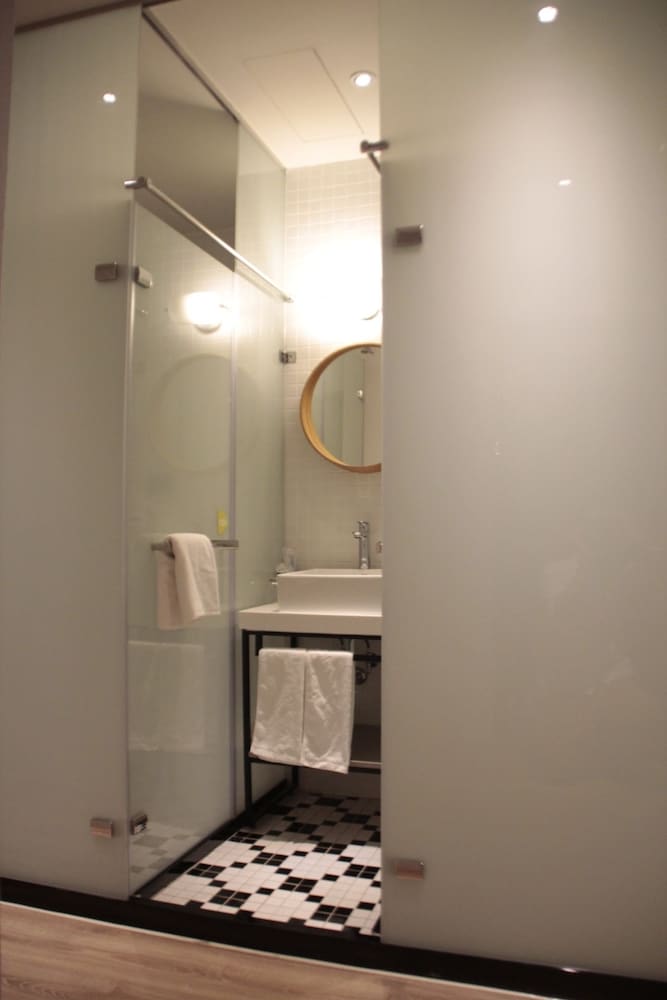 Standard Double Room, No Windows photo 3