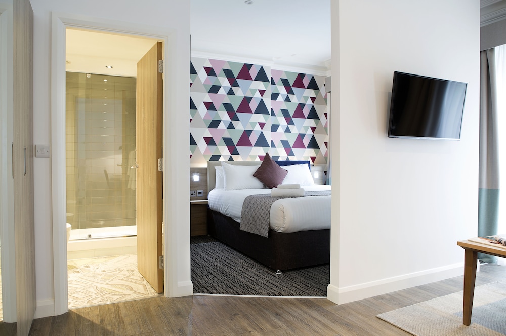 Suite, 1 King Bed With Sofa Bed photo 2