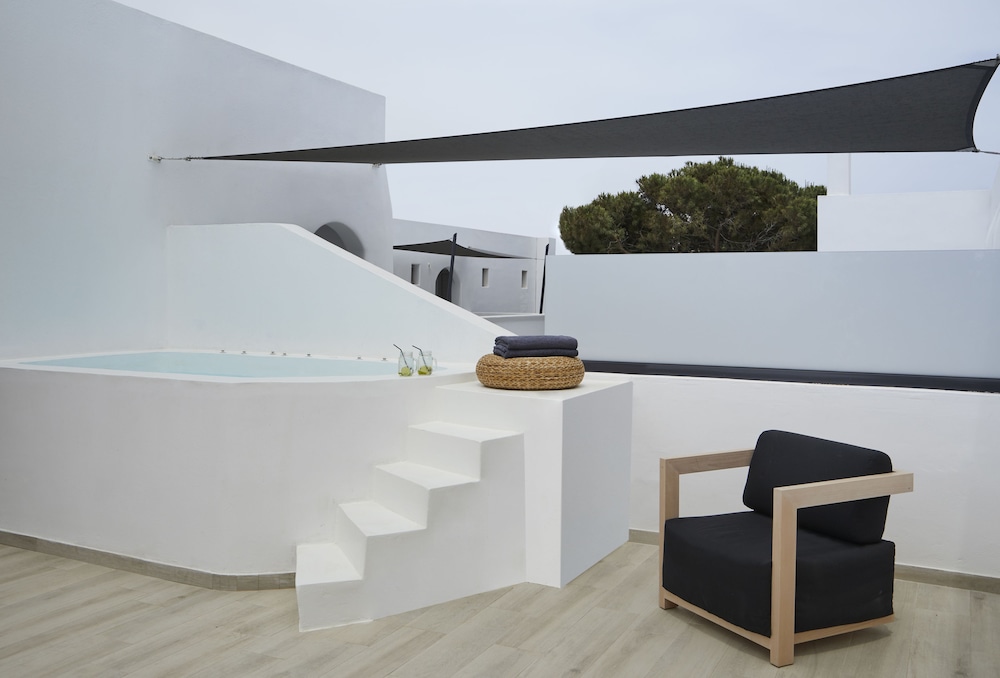Royal Kalisti Two Bedroom Suite with Private Jacuzzi and Sea View | Top Floor - Photo 15