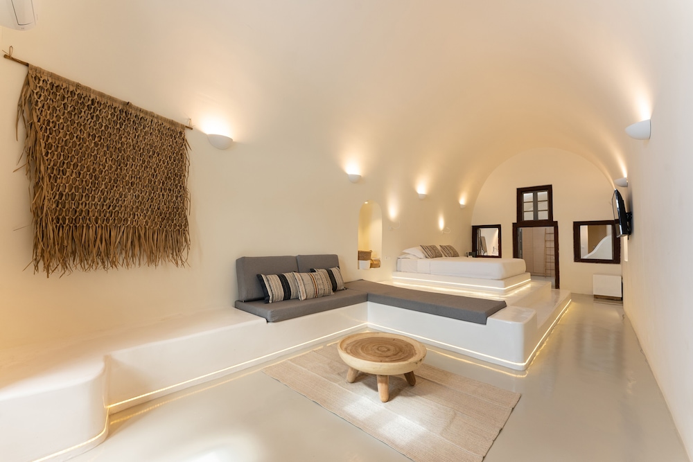 Grand Suite - Private Terrace (Outdoor Hot Tub - Caldera View)