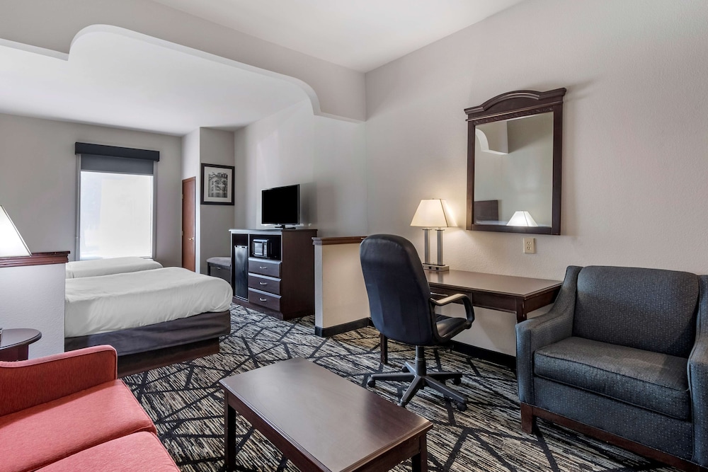 Suite, 2 Queen Beds, Non Smoking, Refrigerator & Microwave photo 1