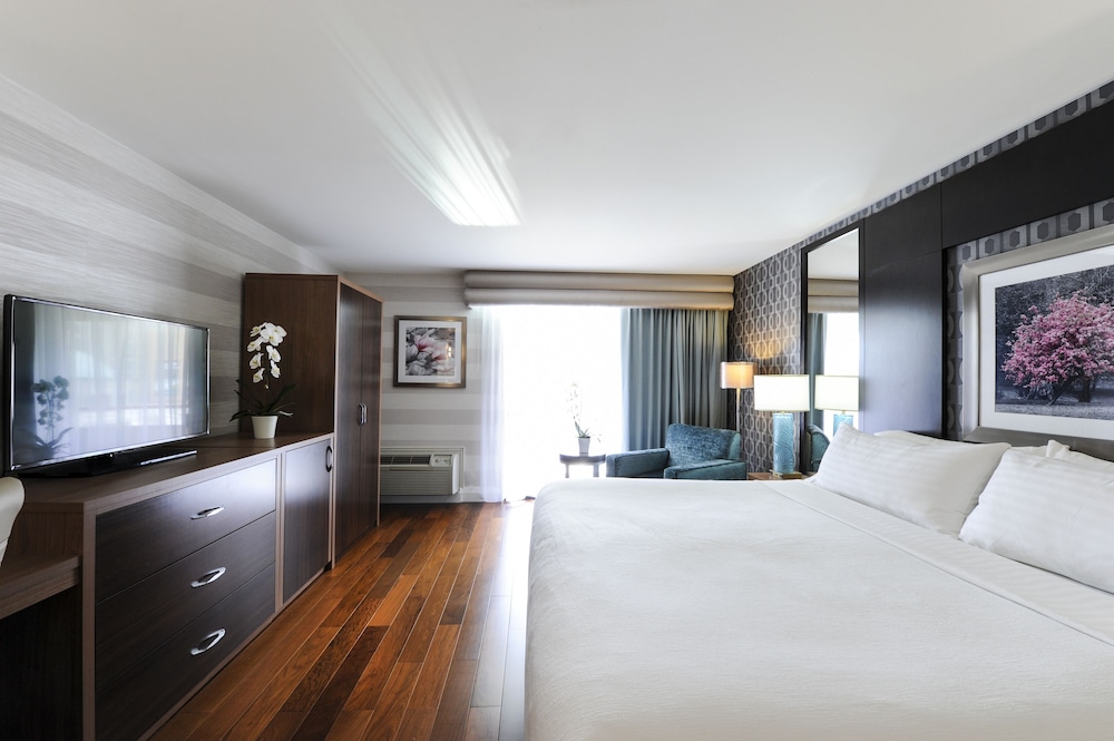 Standard Room, 1 King Bed (Walk-In Shower)