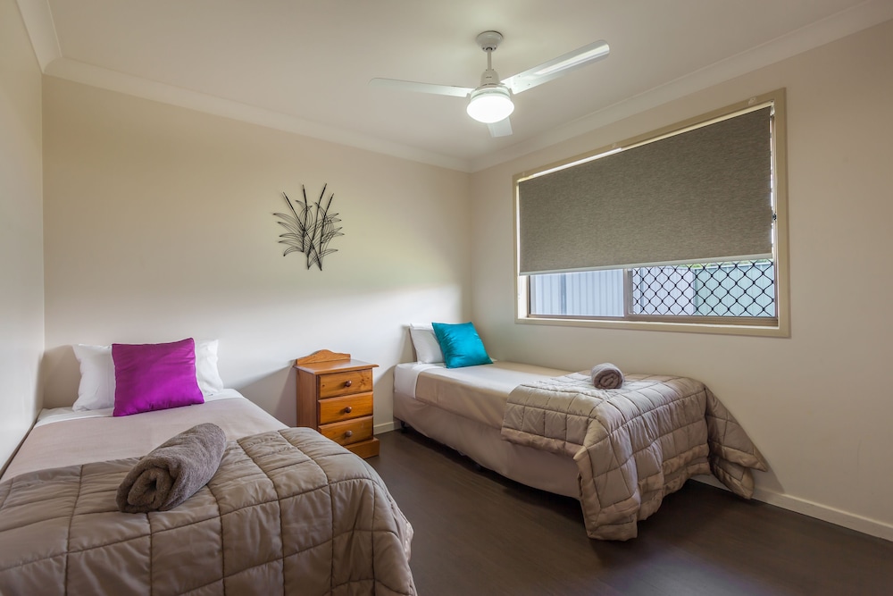 Three Bedroom Apartment (1 Queen, 4 Singles)