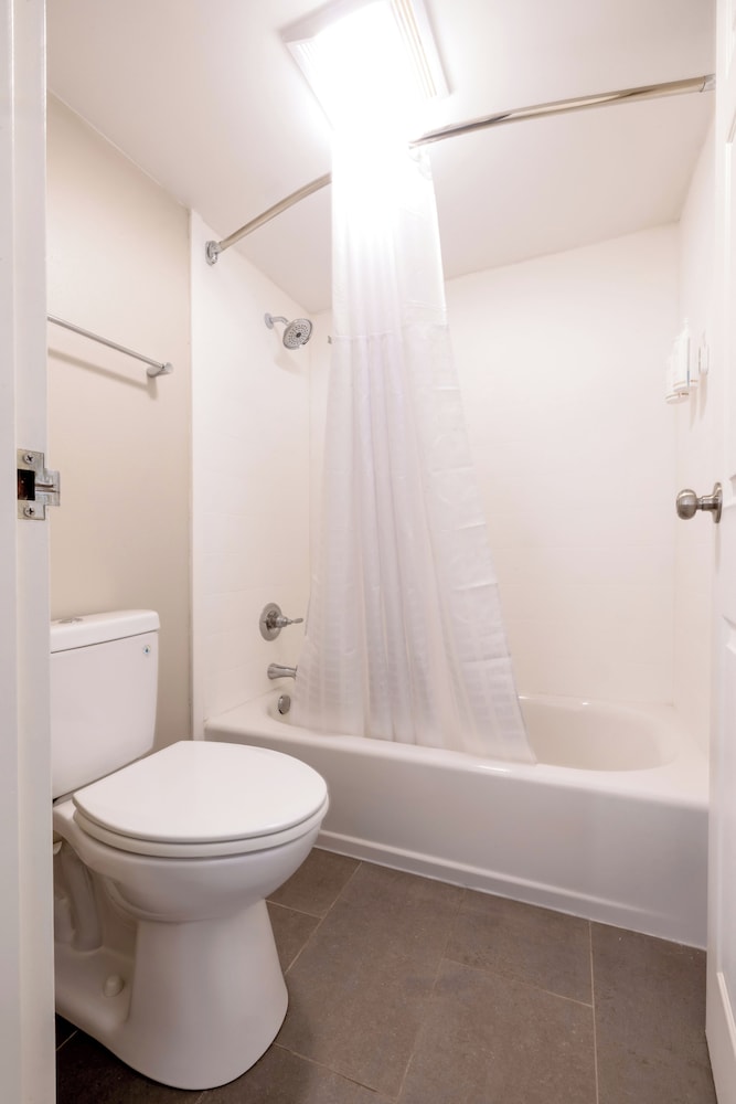 1 King Bed, Superior Room, Non-Smoking - Photo 9